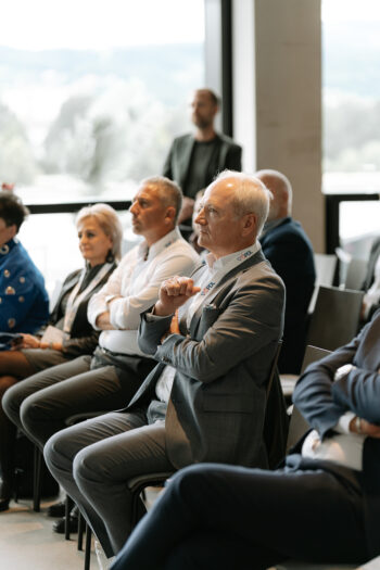 Menschen sitzen im Publikum